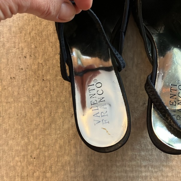 Navy pointed toe shoes. Flowers & beads design. - Picture 9 of 11